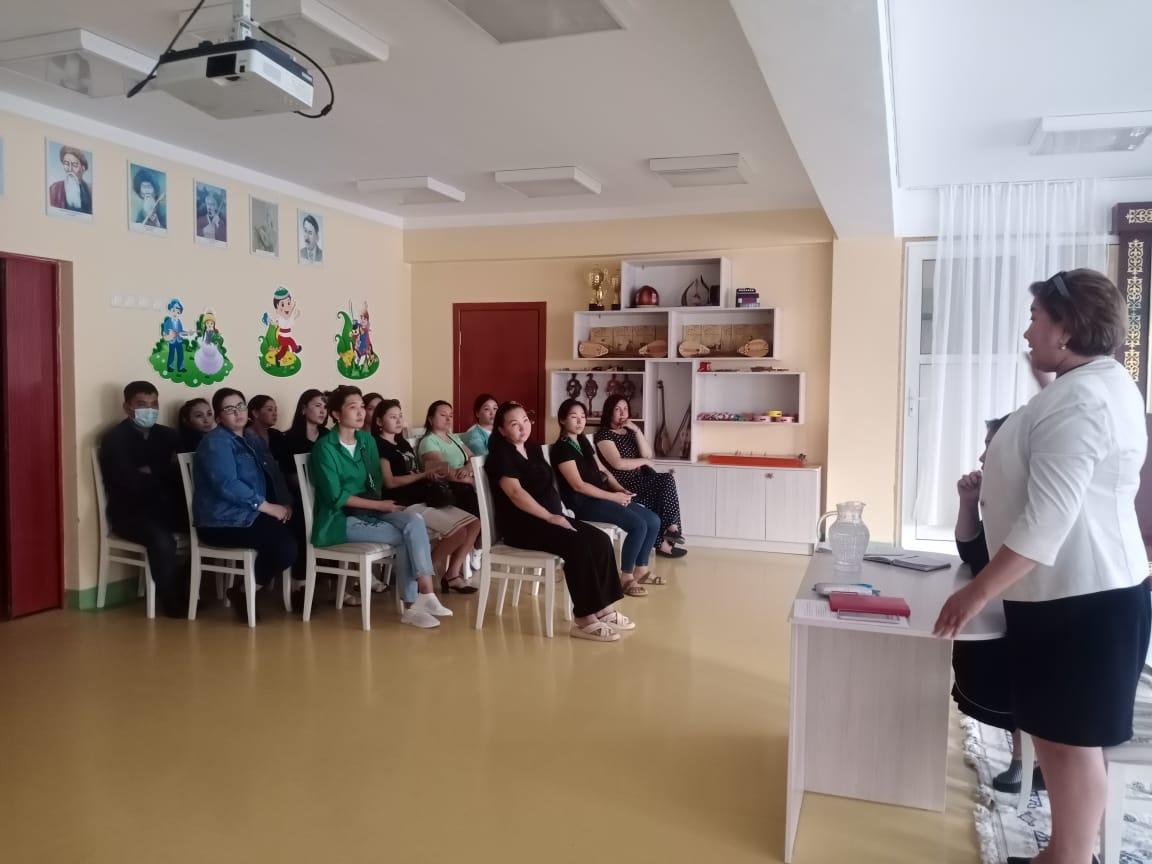 Ата аналар жыйналысы.Міндеттері: баланың өмірін қорғауды және денсаулығын нығайтуды және олардың әлеуметтенуін қамтамасыз ететін заттық-кеңістіктік дамытушы орта құру,  мектепке дейінгі ұйым, мектеп пен отбасының бірлескен ынтымастығы