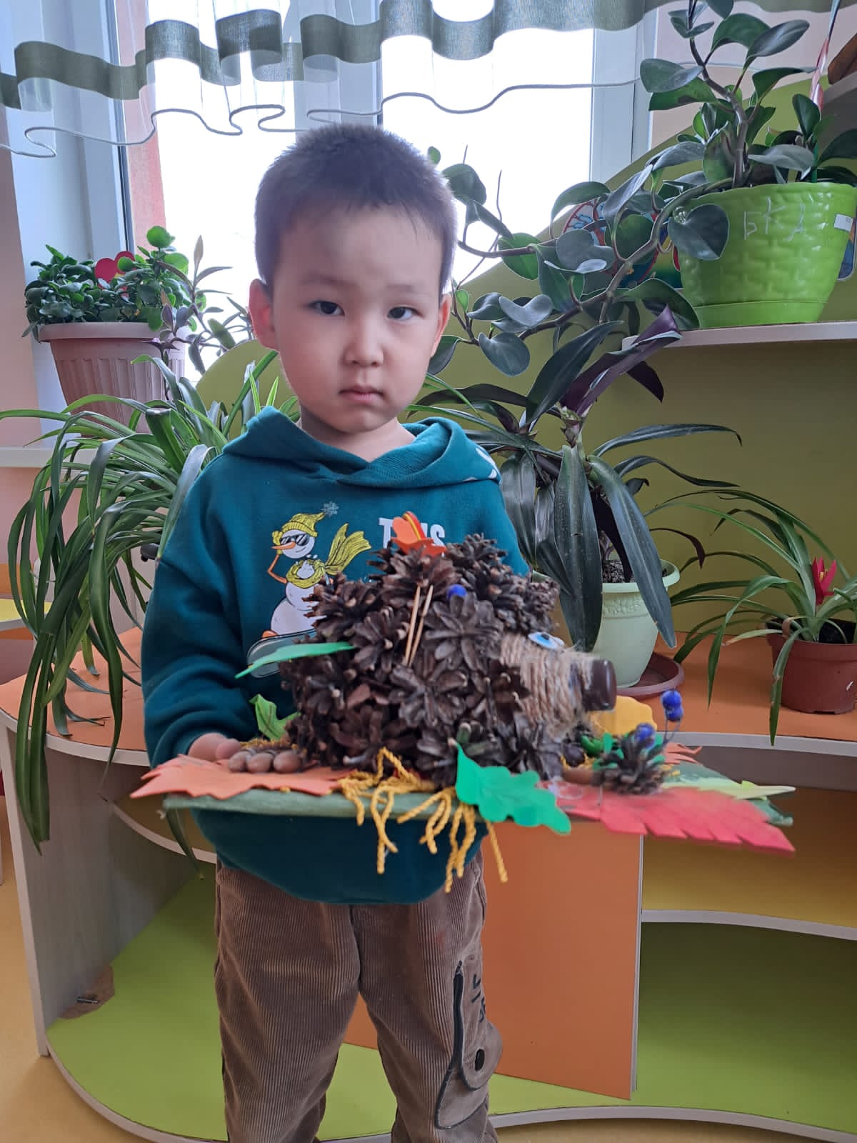 Күз көрмесі . Балалардың күзгі табиғат ерекшеліктері туралы білімдерін кеңейте түсу, күз байлықтары алтын, көкөніс, жемістер туралы білетіндерін толықтыру. Еңбекті, табиғат сұлулығын сүюге тәрбелеу.