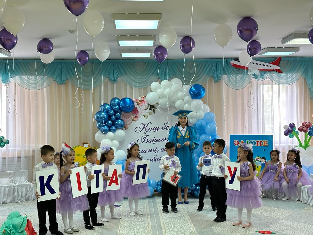Өтті қызық көп күндер,   Алты жасқа жеттіңдер, Барасыңдар мектепке Бір белестен өттіңдер. Өсті ақыл, ойларың, Өсті міне бойларың, Қуанышқа ортақпыз, Құтты болсын тойларын – деп, Сүйікті балабақшасымен,  қоштасатын балаларымызды құрметпен қарсы алайық
