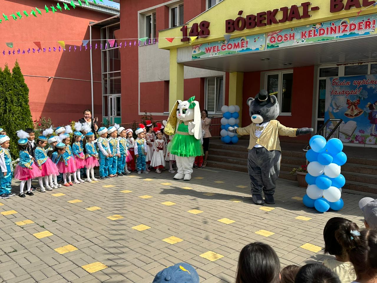 1 қыркүйек – Білім күні мерекесінің маңызын түсіндіру, сезіндіру; Бүлдіршіндерге Білім күні мерекесінің мән-мағынасын ұғындыру; Сахналық мәдениетін қалыптастыру; Мерекелік көңіл-күй сыйлау.