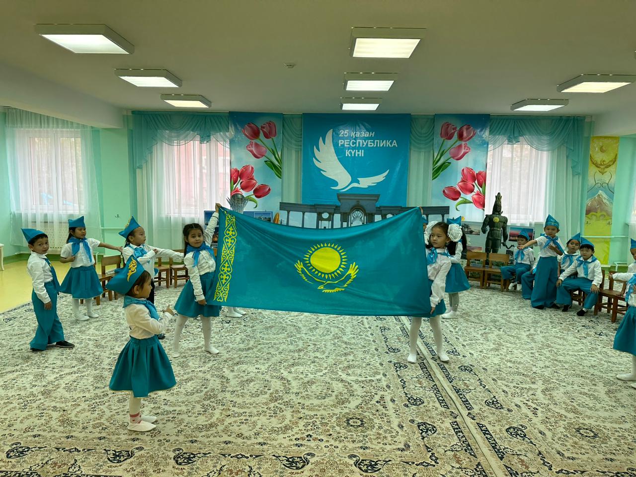 Ақжайық, Алтай арасы Қазақтың шалқар даласы Республикама қарашы! Жерімнің дәні маржандай Қырманы асқар таулардай Республикама қарашы! Шолсаң да биік аспаннан Қарқырар кені тастардан Республикама қарашы! Шырқаған сайын тірегі Республикама қарашы!