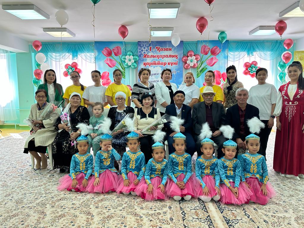 1 Қазан - Халықаралық қарттар күні (Қарттарым – асыл қазынам) Мақсаты: Жас жеткіншектердің бойына үлкенді сыйлап тыңдай білуге, халқының салт – дәстүрінен нәр алуға, инабаттылық пен мейірімділікке тәрбиелеу.