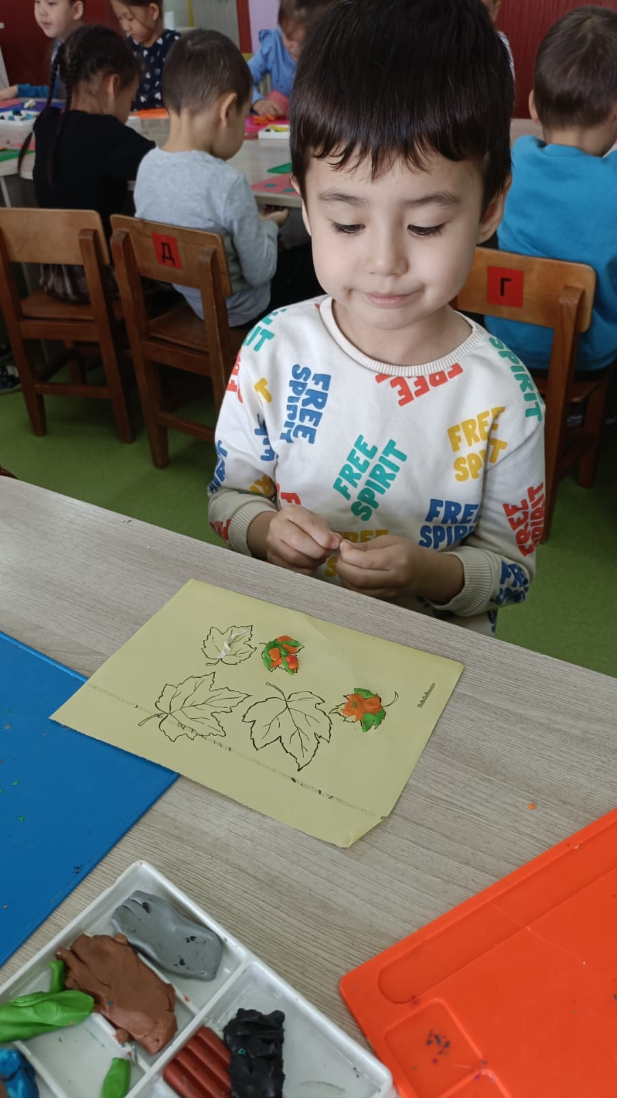 Мектепалды "Архар" тобы, "Күзгі жапырақтар" мүсіндеу іс-әрекеті